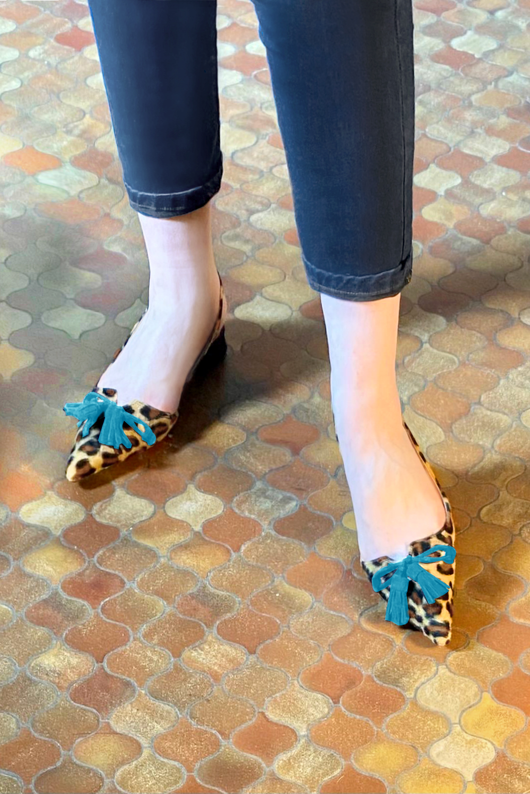 Safari black and peacock blue women's open back shoes, with a knot. Pointed toe. Flat flare heels. Worn view - Florence KOOIJMAN